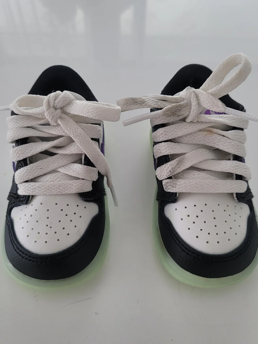Nike Kids Low-Top Sneakers in White, Black & Purple with Glow Sole US 4C/EUR19.5